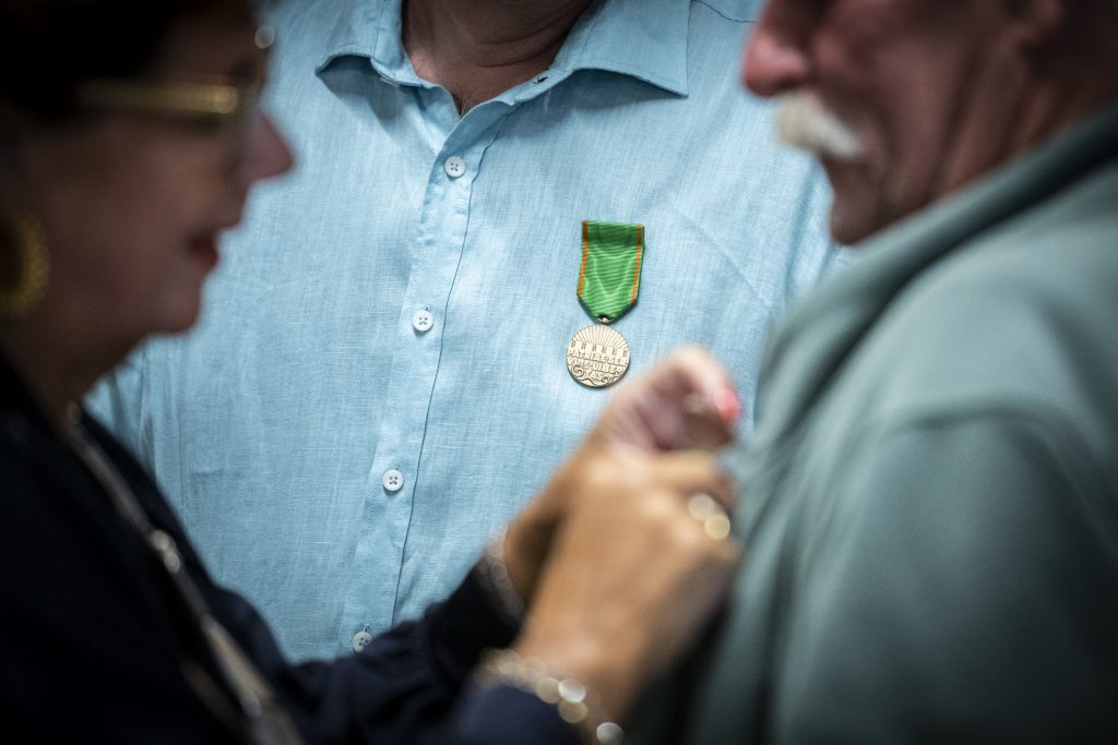 burgemeester spelt medaille op