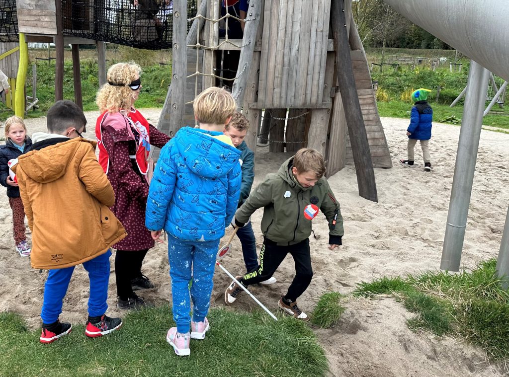 vrouw met blinddoek en kinderen