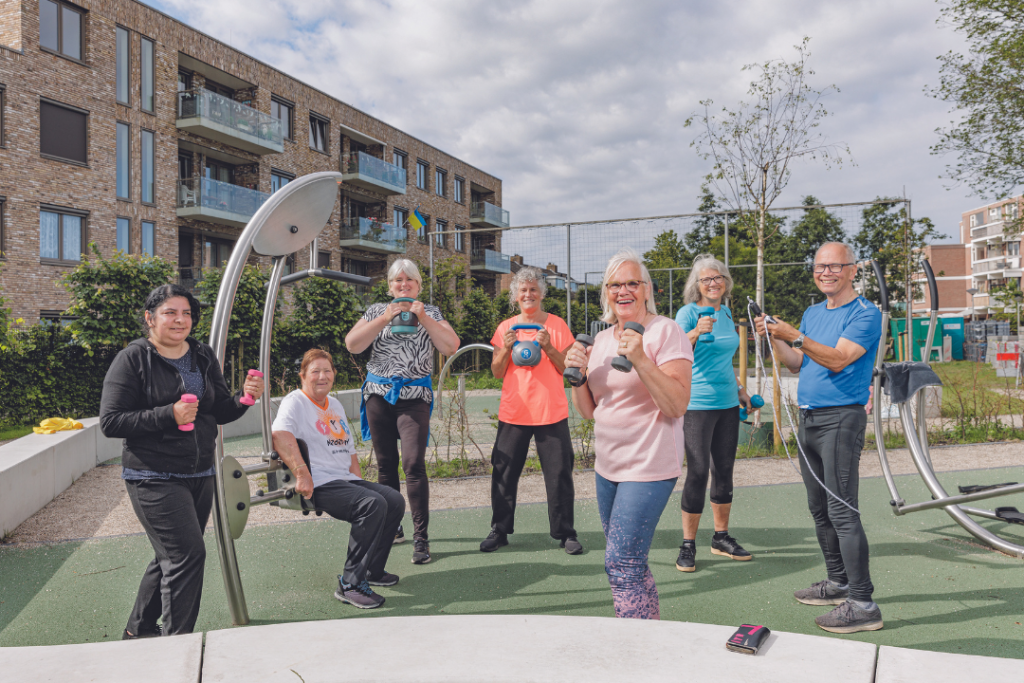 groep sportende mensen op grasveld