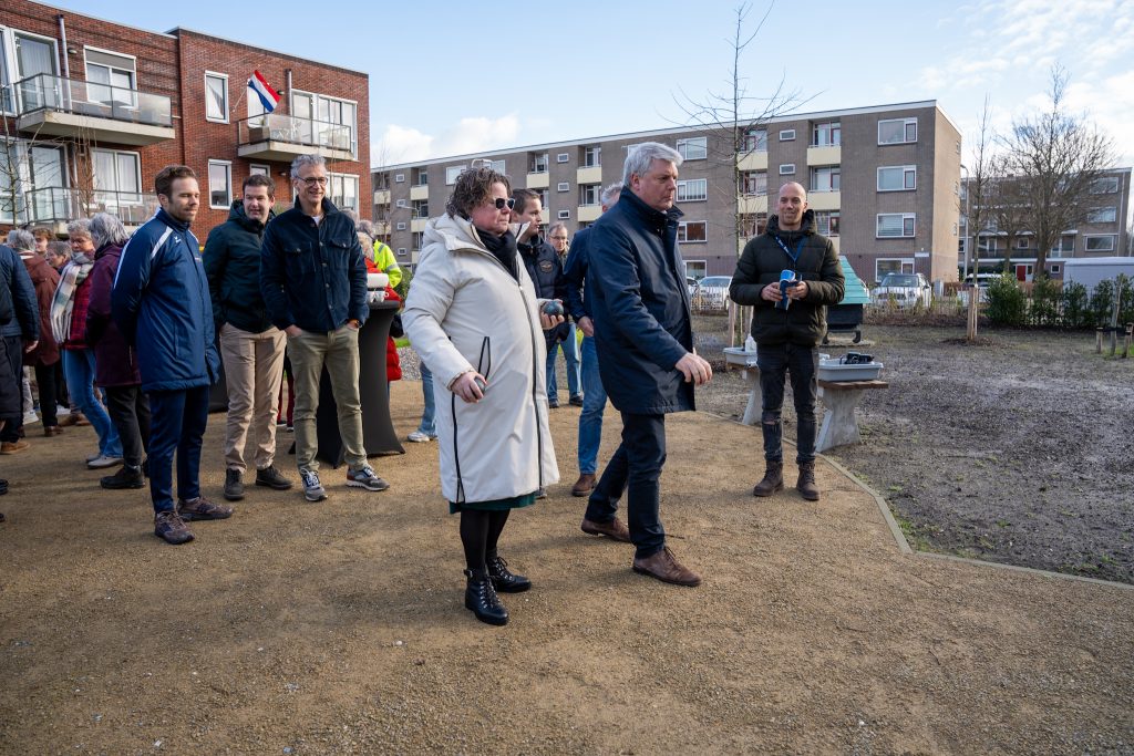 Bewoner lopend met wethouder.