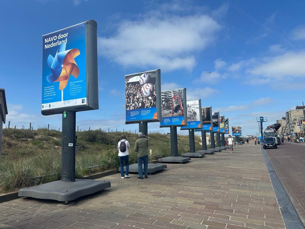 Pilaren met afbeeldingen op boulevard.