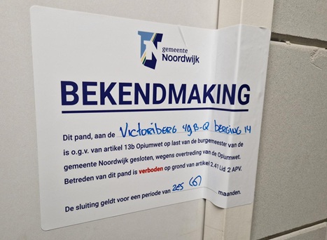Sticker op pand met bekendmaking.