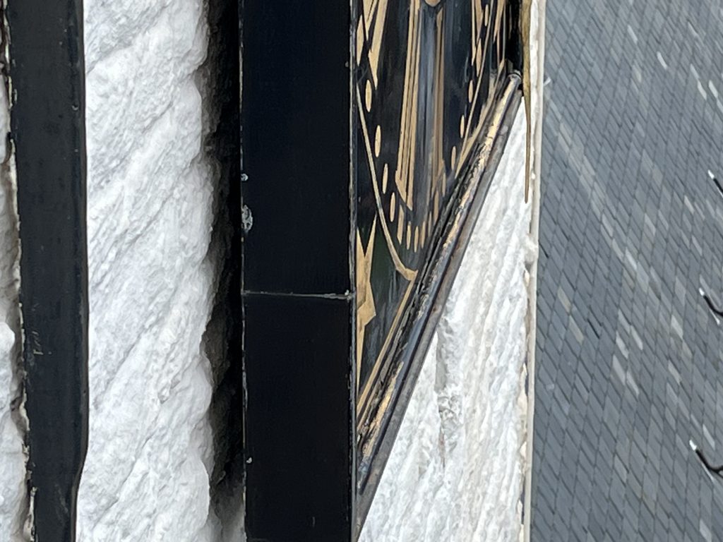Wijzerplaat van de De Witte Kerk in zwart en gouden kleur.