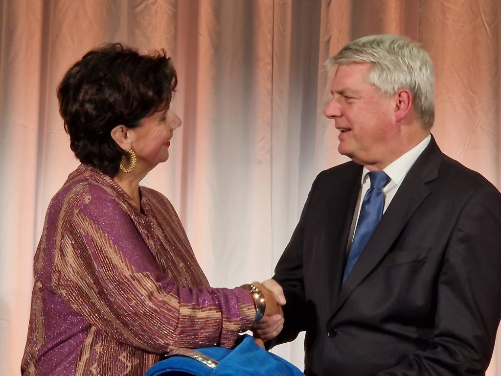 Wendy Verkleij schudt hand met wethouder Theo Alkemade.