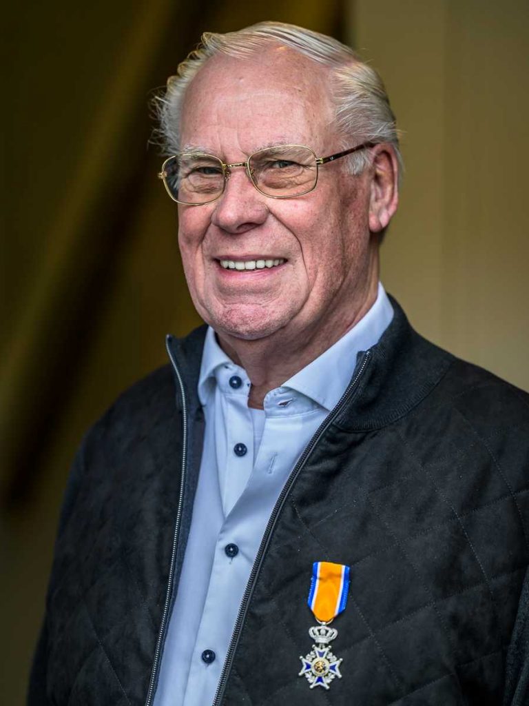 Op de foto is de heer Walter van Abswoude uit Noordwijk te zien. Hij werd op 1 november benoemd tot Lid in de Orde van Oranje-Nassau.