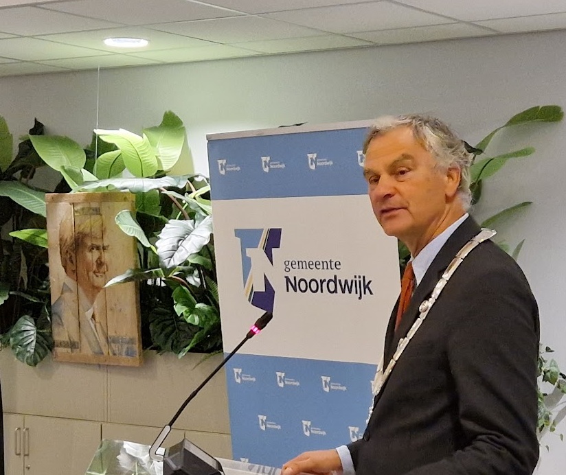 Waarnemend burgemeester Bernt Schneider voor microfoon.