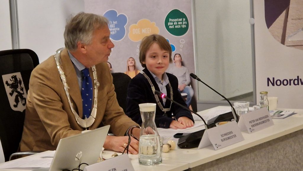 Wwaarnemend burgemeester Bernt Schneiders en de kinderburgemeester Pieter van Beekhuizen.
